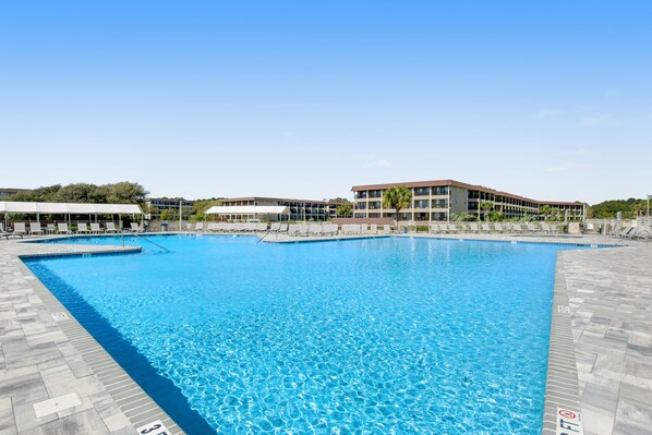 Pool - Beautiful condo with furnished balcony, pools, tennis, volleyball & fitness room (Hilton Head)