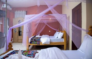 Premium bedding, desk, free WiFi, bed sheets - lakeshore bed ad breakfast (Entebbe)