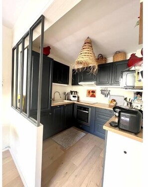 Private kitchen - Appart Lumineux à 10 Minutes à Pied du Centre ,niché Dans un Écrin de Verdure (Aix-en-Provence)