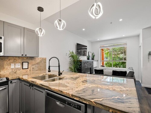 Bright Whistler Village 1BR, HotTub, Free Parking, AC