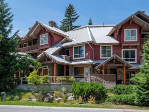 Exterior - Bright Whistler Village 1BR, HotTub, Free Parking, AC (Whistler)