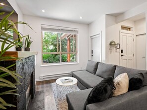 Smart TV, fireplace - Bright Whistler Village 1BR, HotTub, Free Parking, AC (Whistler)