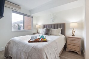 1 bedroom, desk, iron/ironing board, free WiFi - Central, Stylish 2BR/2BA w/ HT & Parking (Whistler)