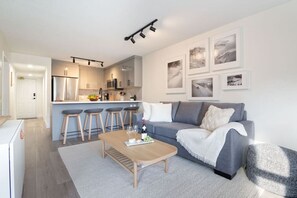 Smart TV, fireplace - Central, Stylish 2BR/2BA w/ HT & Parking (Whistler)