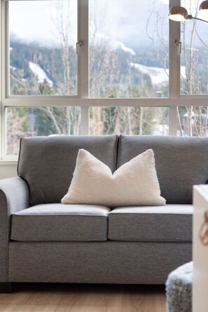 Smart TV, fireplace - Central, Stylish 2BR/2BA w/ HT & Parking (Whistler)