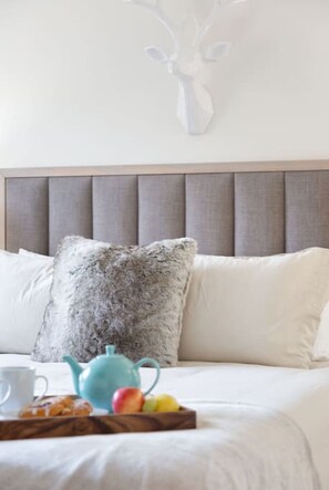 1 bedroom, desk, iron/ironing board, free WiFi - Central, Stylish 2BR/2BA w/ HT & Parking (Whistler)