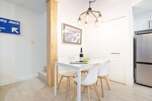 Dining - Private HotTub.Central 2BR - Free Parking+Pool+A/C (Whistler)