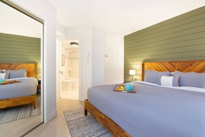 1 bedroom, desk, iron/ironing board, travel cot - Private HotTub.Central 2BR - Free Parking+Pool+A/C (Whistler)