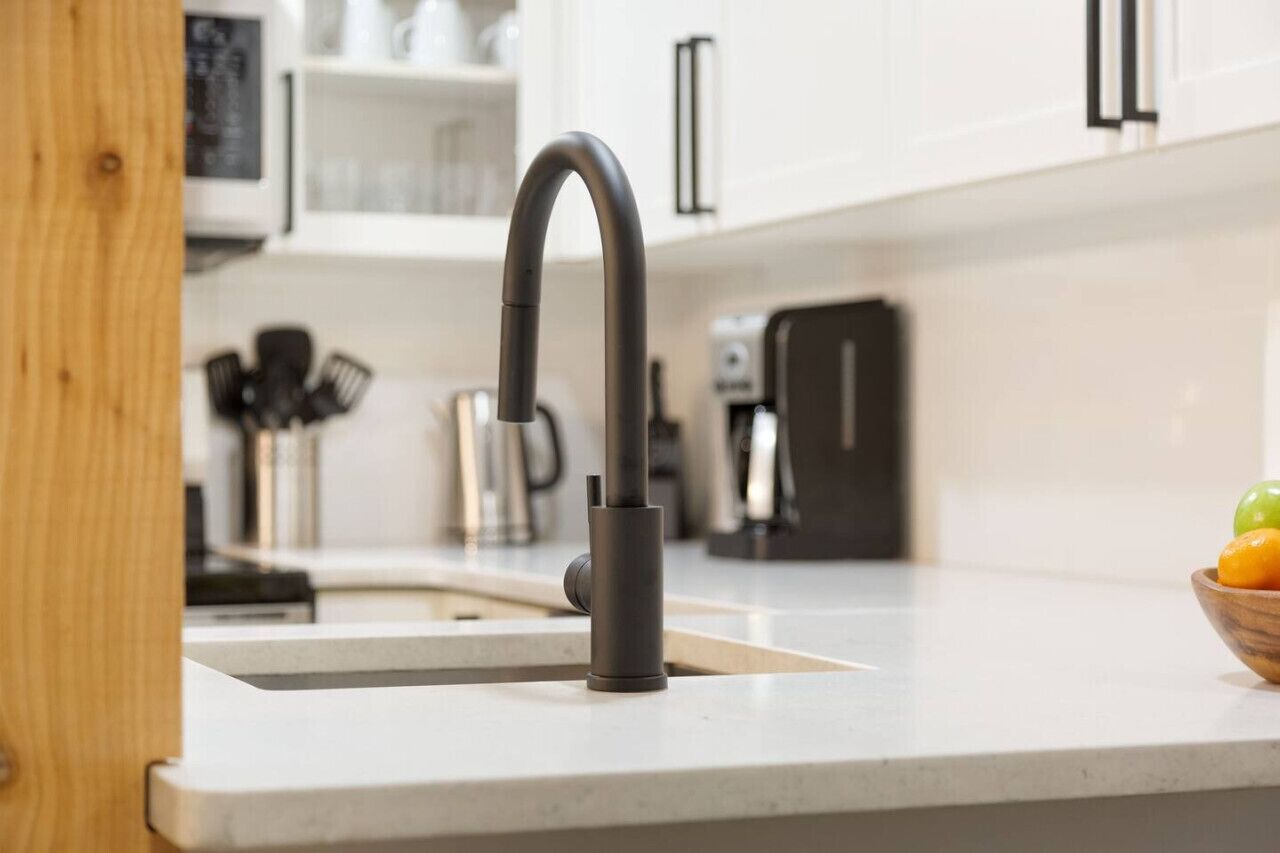 Een koffiezetapparaat/waterkoker, een koelkast, een microgolfoven