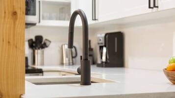 Een koffiezetapparaat/waterkoker, een koelkast, een microgolfoven