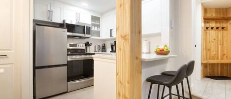 Een koelkast, een magnetron, een oven, een kookplaat