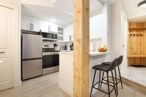 Fridge, microwave, oven, stovetop - Private HotTub.Central 2BR - Free Parking+Pool+A/C (Whistler)