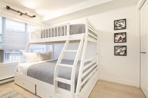 2 Schlafzimmer, Schreibtisch, Bügeleisen/Bügelbrett, Reisekinderbett