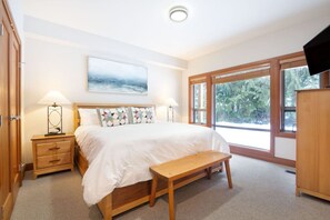 4 bedrooms, desk, iron/ironing board, travel cot - Stunning 4BR Chalet w/ Private Hot Tub & Garage! (Whistler)