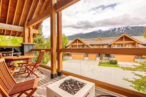 Stunning 4BR Chalet w/ Private Hot Tub & Garage!