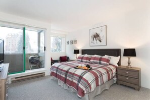 2 bedrooms, desk, iron/ironing board, free WiFi - Amazing 2Bdr/2Bath - Steps to Lifts, Free Parking (Whistler)