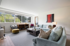 Smart TV, fireplace - Amazing 2Bdr/2Bath - Steps to Lifts, Free Parking (Whistler)