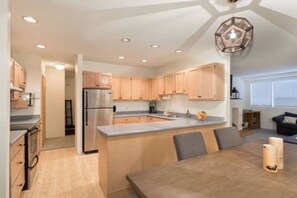 Fridge, microwave, oven, stovetop - Amazing 2Bdr/2Bath - Steps to Lifts, Free Parking (Whistler)