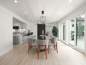 Dining - Beautiful views of Naples Bay and walking distance to 5th ave! (Naples)