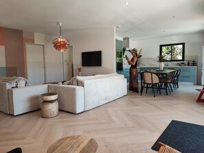 TV, DVD player - Dans un Cadre Exeptionnel Chalet LE Petit Nice À 2 pas du Lac 4 Ch. 8/9 Pers (Biscarrosse)