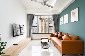 Appartement Familial | Coin séjour | TV connectée de 43 pouces avec chaînes numériques, Netflix