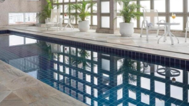 Indoor pool, sun loungers - Studio Living Mercure Liberdade (São Paulo)