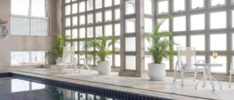 Piscine couverte, chaises longues