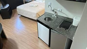 Studio | Private kitchen | Mini-fridge, microwave, cookware/dishes/utensils