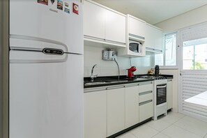 Frigorífico, microondas, horno y cafetera o tetera
