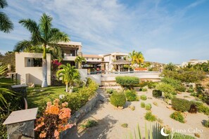 Property grounds - Ocean Sunset, Infinity Pool, and Beach Club Access (San José del Cabo)