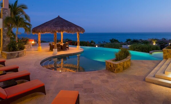 Outdoor pool - Ocean Sunset, Infinity Pool, and Beach Club Access (San José del Cabo)