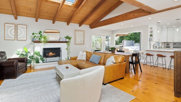 Smart TV, fireplace, video games, books - Family Beach House! Remodeled, Walk to Beach + Yard + Deck & Swim Spa (Huntington Beach)
