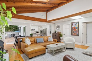 Smart-TV, Kamin, Videospiele, Bücher