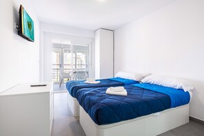 Een strijkplank/strijkijzer, gratis wifi, beddengoed
