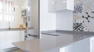Fridge, microwave, oven, coffee/tea maker