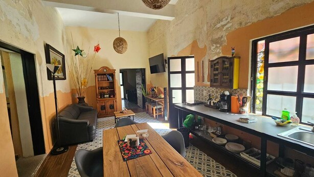 Un espacio habitable compacto con comedor, cocina y zona de estar.