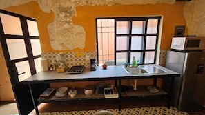 Réfrigérateur, micro-ondes, plaque de cuisson, cafetière/bouilloire