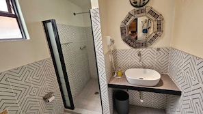Douche, sĂšche-cheveux, serviettes fournies, savon