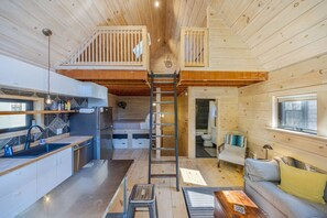 Desk, iron/ironing board, WiFi, bed sheets