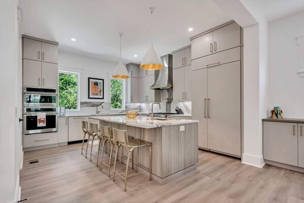 Jääkaappi, mikroaaltouuni, uuni, liesi