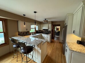 冷蔵庫、電子レンジ、オーブン、コンロ