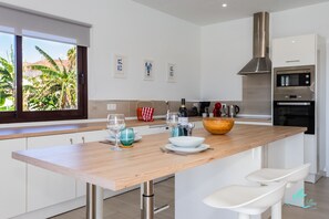 Dishwasher - Stunning 5-bedroom 5-bathroom villa (Playa Blanca)