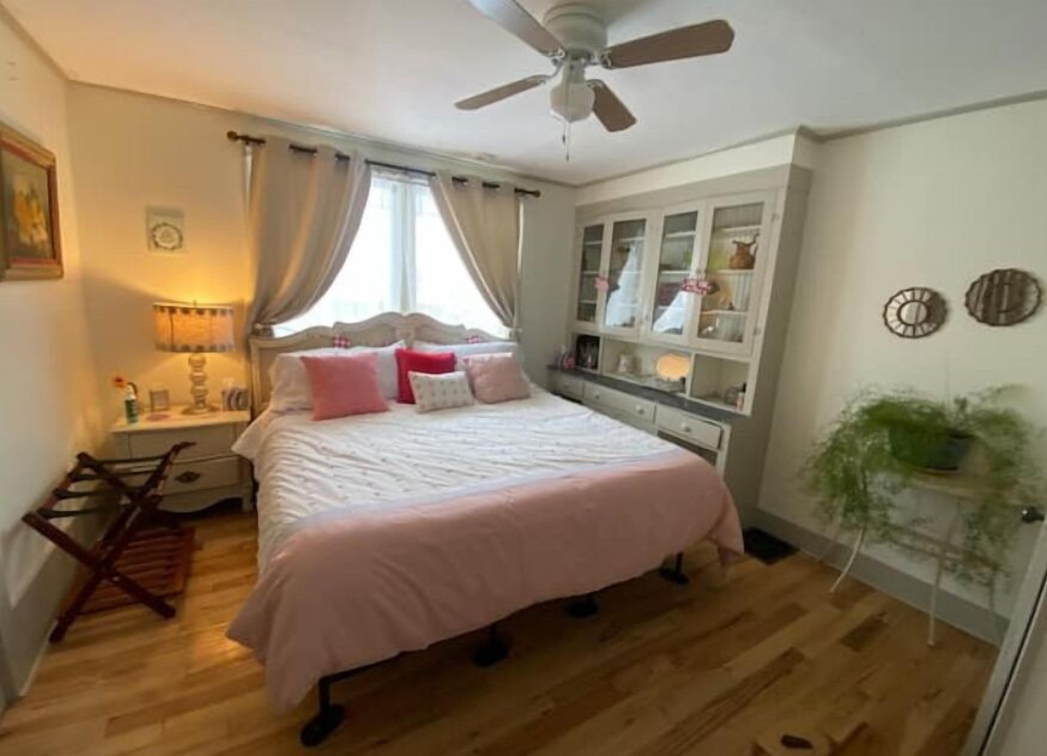 3 chambres, bureau, fer et planche à repasser, lit parapluie