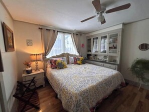 3 Schlafzimmer, Schreibtisch, Bügeleisen/Bügelbrett, Reisekinderbett