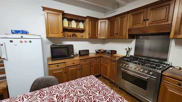 Microwave, oven, stovetop, coffee/tea maker