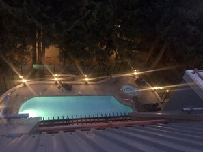 Ein Pool mit geneigtem Dach und einer Brüstung.
