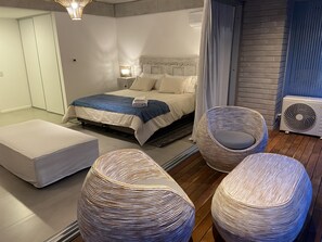 1 habitación, escritorio, tabla de planchar con plancha y cuna de viaje 