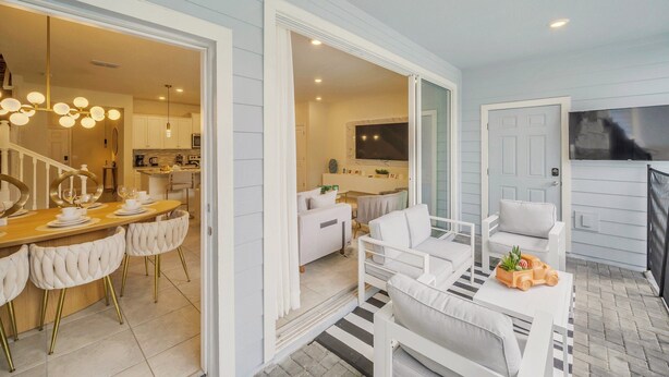 Un interior moderno con comedor, sala de estar y cocina.