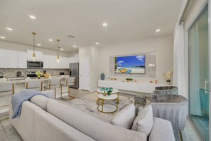 TV - Beautiful Town Home with Themed Kids Rooms-830PD (Davenport)