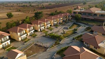 Un barrio residencial con varias casas de dos pisos, techos de tejas rojas y balcones.